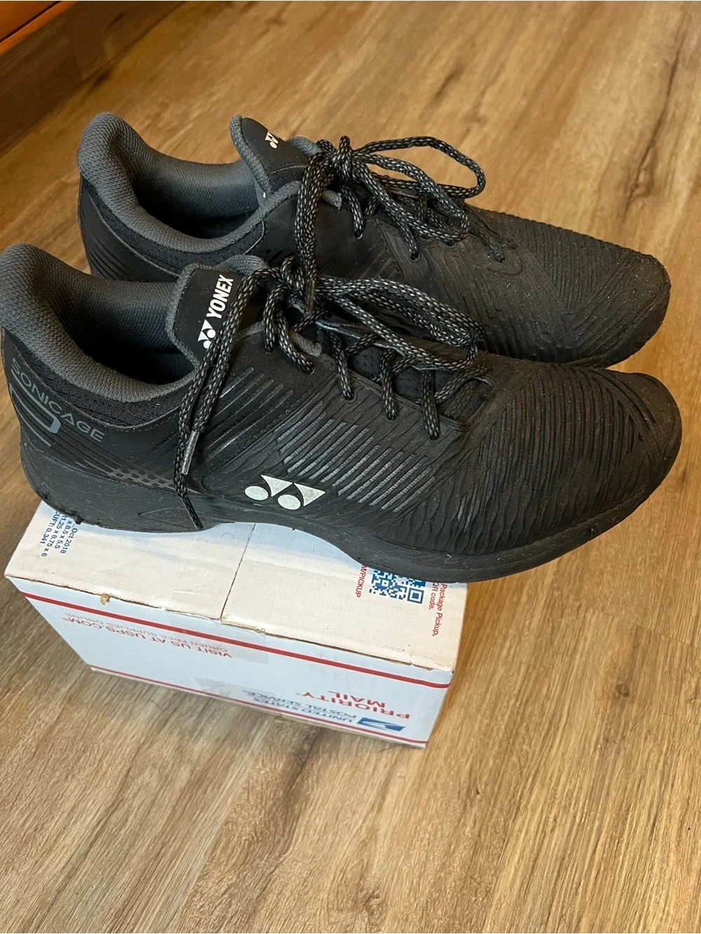 Yonex Men's Black Textured Athletic Trainers men’s 11.5